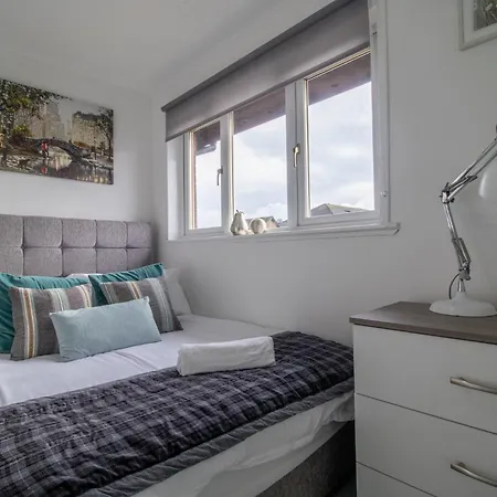 Spacious 2-bed Free Parking & Stadiums *