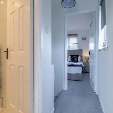 Glasgow-Parkhead, 2 Bed With Parking * Glasgow