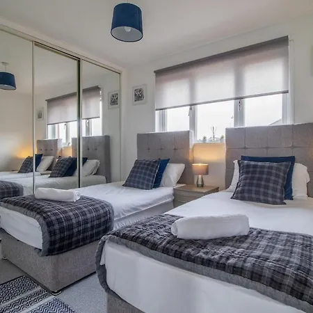 Glasgow-Parkhead, 2 Bed With Parking Apartment *