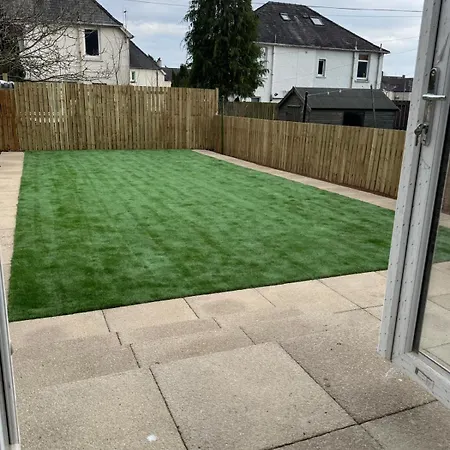 Stunning 3 Bedroom 2 Bathroom West End House With Free Parking And Wi-fi *