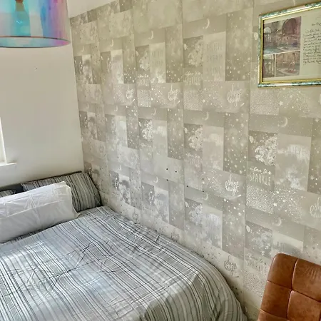 3 Beds,2 Bedroom Cosy Near Centre *