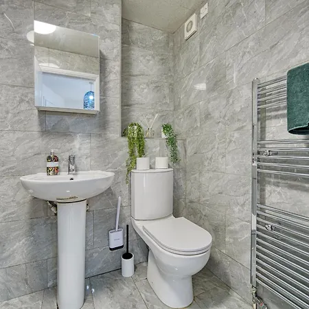 Appartement 2 Bedroom Gardens Retreat With Free Parking *