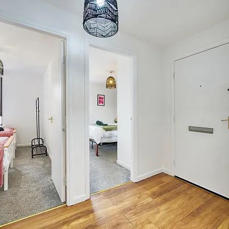 2br Flat With Free Parking In Location Lejlighed