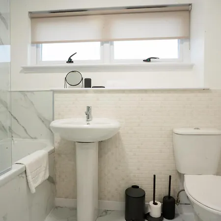 2 Bdr At Caledonia Luxe Short Lets & Serviced Bed and breakfast *