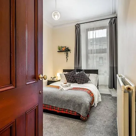 Cheerful 1 Bedroom Homely Apartment, Sleeps 4 Guest Comfy, 1 X Double Bed, 1 X Sofa Bed, Parking, Free Wifi, Suitable For Business, Leisure Guest,glasgow, West End, Near Centre, Perfect For Common Wealth Games 2026 Apartment Glasgow