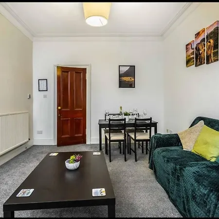 Cheerful 1 Bedroom Homely Apartment, Sleeps 4 Guest Comfy, 1 X Double Bed, 1 X Sofa Bed, Parking, Free Wifi, Suitable For Business, Leisure Guest,glasgow, West End, Near Centre, Perfect For Common Wealth Games 2026 Glasgow