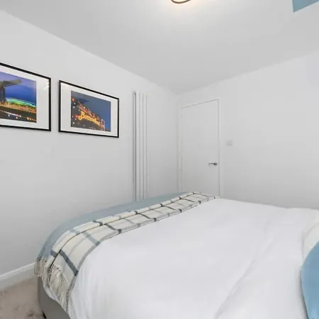 Stylish 2 Bed With Parking