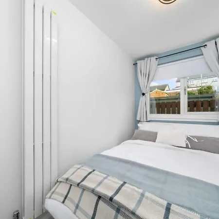 Stylish 2 Bed With Parking Апартаменты *