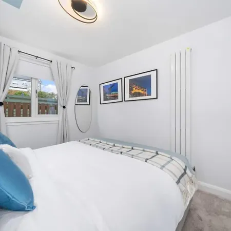 Апартаменты Stylish 2 Bed With Parking
