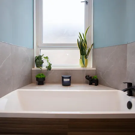 Newly Renovated Flat In Trendy Finnieston Apartment *