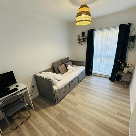 Modern Flat In Free Parking & Wifi Apartment