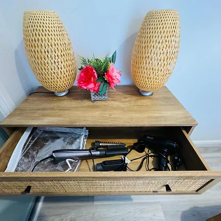 Apartment Modern Flat In Free Parking & Wifi