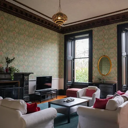 7 Crown Gardens * Glasgow