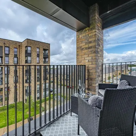 Glasgow Riverside - Private Homestay *