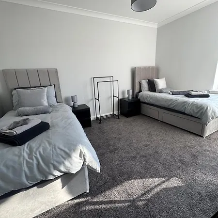 Stunning 3 Bedroom 2 Bathroom West End House With Free Parking And Wi-fi Apartment *