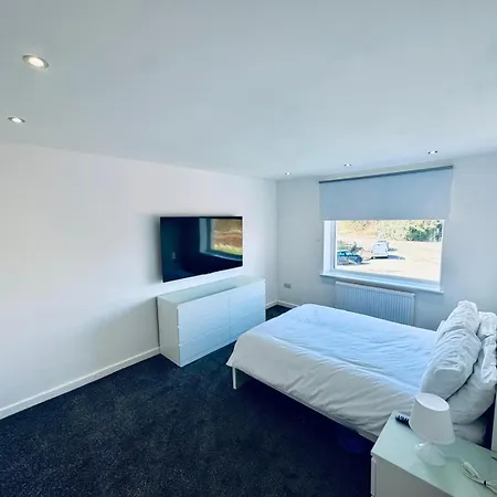 Modern 1 Bed House With Loft Conversion *