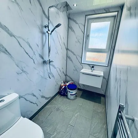 Modern 1 Bed House With Loft Conversion * Glasgow