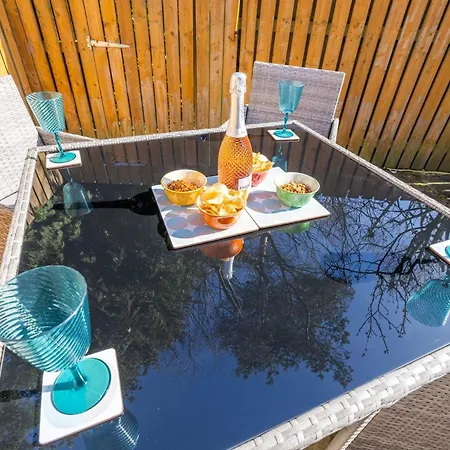 Dom wakacyjny Cairn Introduces Mavisbank Gardens - Where Homely Charm Meets Modern Living