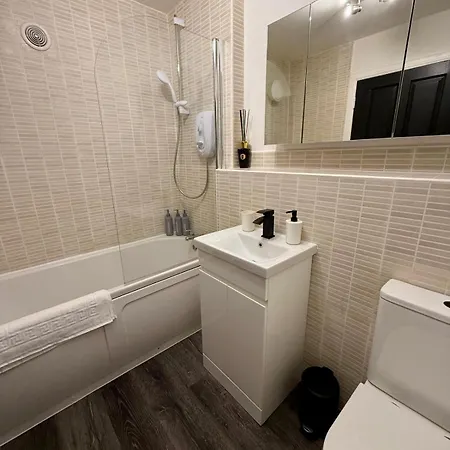 Apartment 2 Bedroom Near Centre, Celtic Park And Emirates Arena