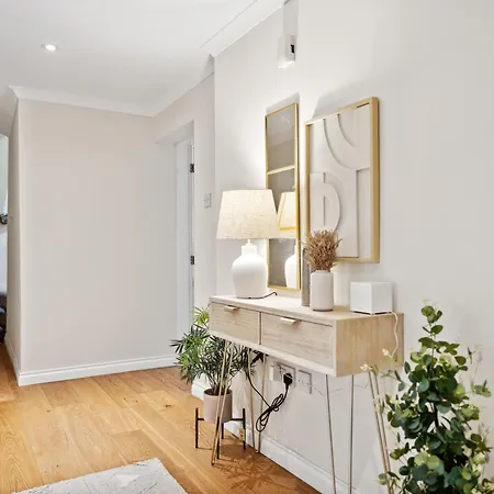 Timeless 5 Bed Duplex Flat Glasgow