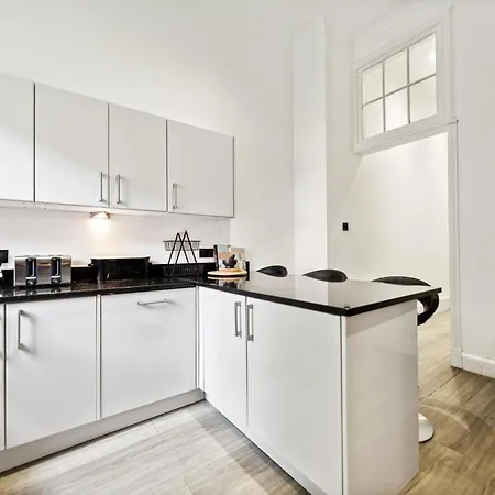 Timeless 5 Bed Duplex Flat Glasgow