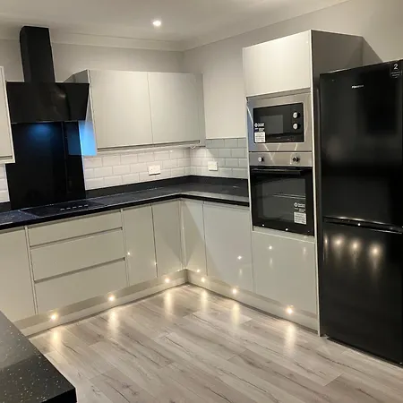 Stunning 3 Bedroom 2 Bathroom West End House With Free Parking And Wi-fi Apartment *