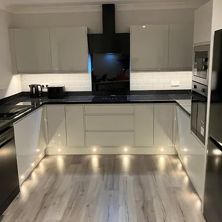 Stunning 3 Bedroom 2 Bathroom West End House With Free Parking And Wi-fi