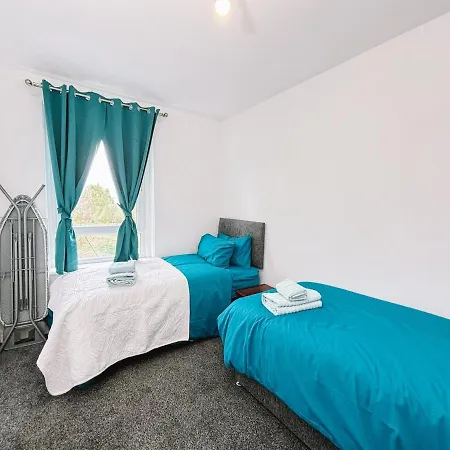 Itohan 3-bed Flat * Glasgow