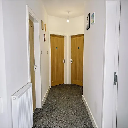 Itohan 3-bed Flat Glasgow