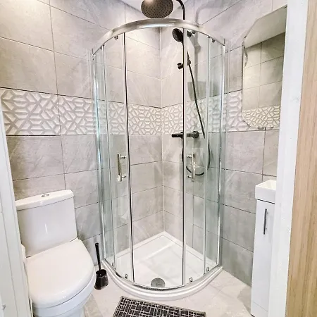 Itohan 3-bed Flat Glasgow