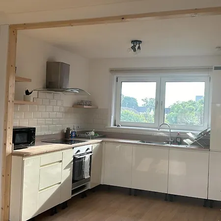 Modern 2-bed Flat In