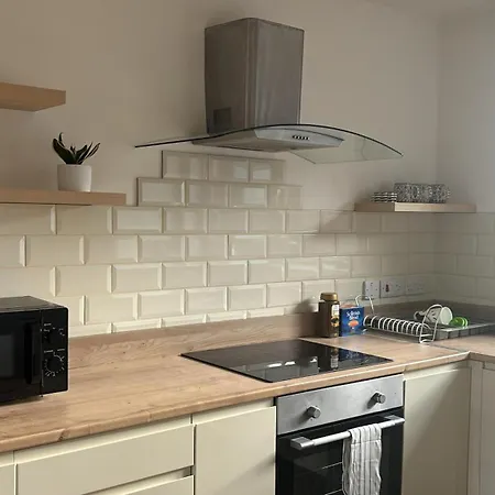 Modern 2-bed Flat In Apartment