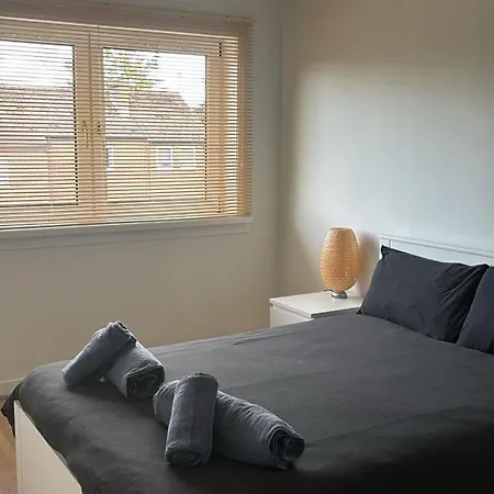 Modern 2-bed Flat In Apartment