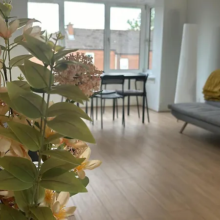 Modern 2-bed Flat In Apartment *