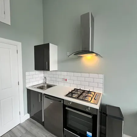 The Dixon - Near Hampden Stadium, Queens Park Apartment *
