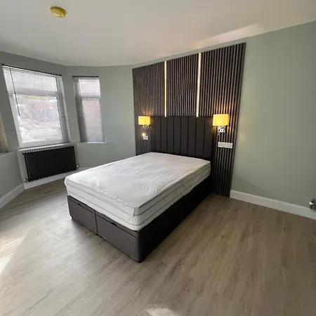 The Dixon - Near Hampden Stadium, Queens Park Apartment
