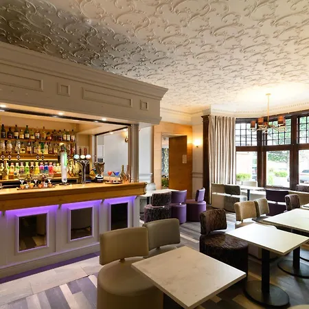 Glynhill & Near Airport 4*