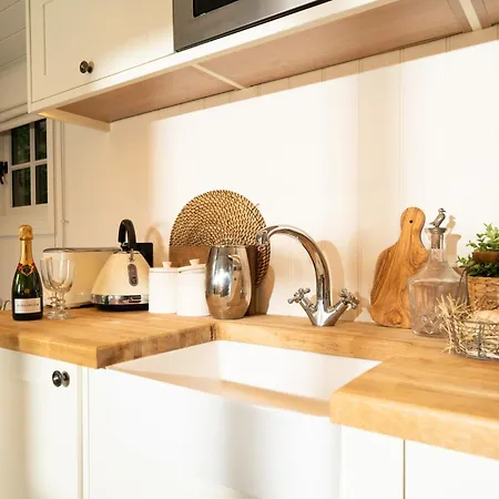 Cosy Cute With Large Veranda & Outdoor Bath Tatil Evi Glasgow