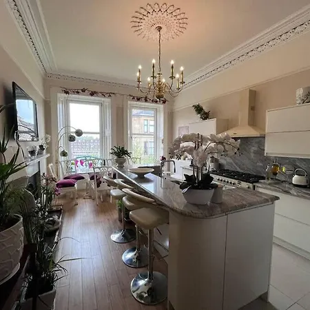 Wonderful 3 Bed West End Flat Apartman
