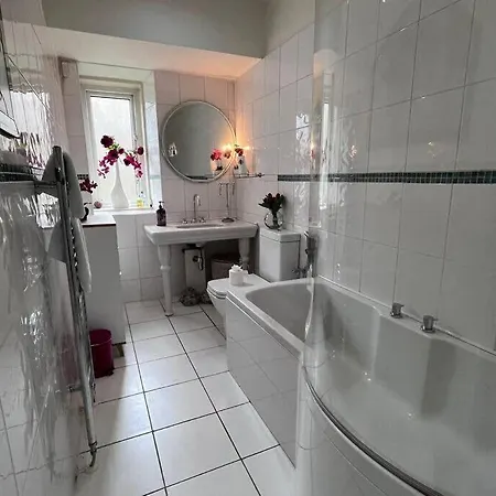Wonderful 3 Bed West End Flat Apartmán *