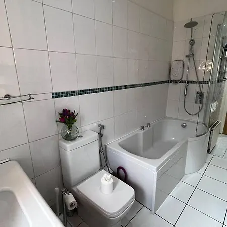 Wonderful 3 Bed West End Flat
