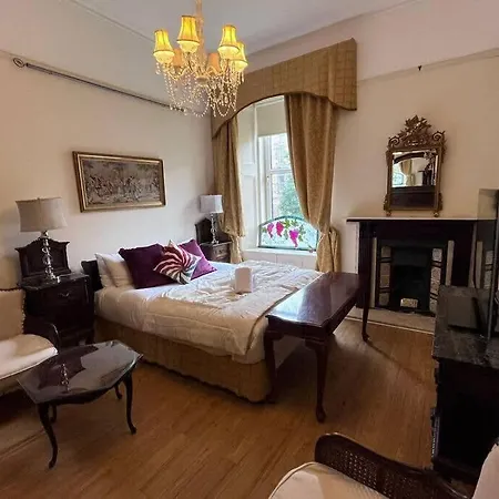 Wonderful 3 Bed West End Flat *