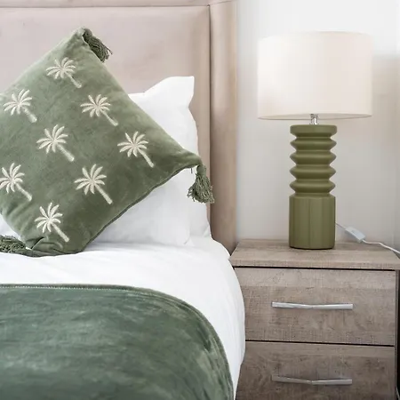 3 Bdr House At Caledonia Luxe Short Lets & Serviced Feriehus *