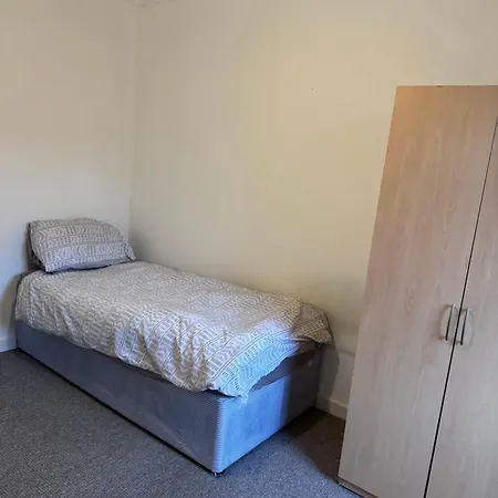 Homestay Single With Basic Amenities Glasgow