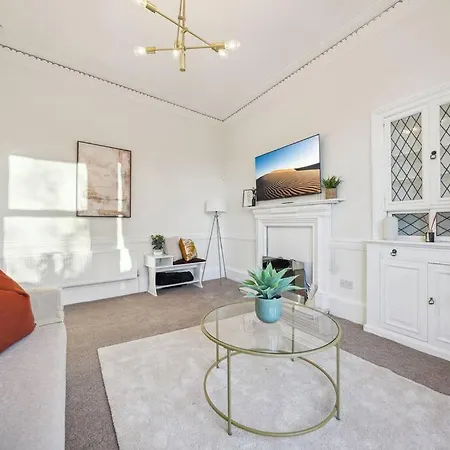 Large Terraced With Parking Ferienhaus Glasgow