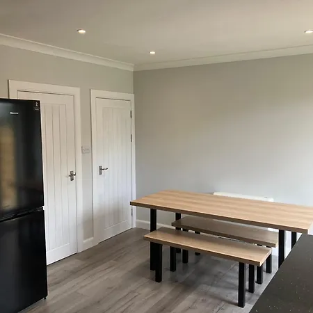 Stunning 3 Bedroom 2 Bathroom West End House With Free Parking And Wi-fi *