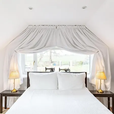 Converted Historical Stone Coach House Apartment Glasgow