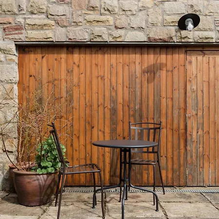 Converted Historical Stone Coach House Apartment Glasgow