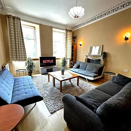 Cheerful 5 Bedroom House Close To West End And Parking Vakantiehuis Glasgow