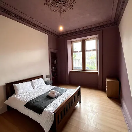 Cheerful 5 Bedroom House Close To West End And Parking Hébergement de vacances *